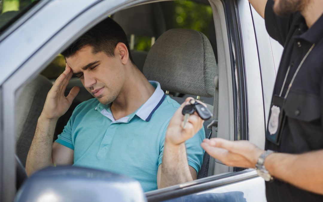 ¿Qué delito o multa hay por conducir coches sin carnet?