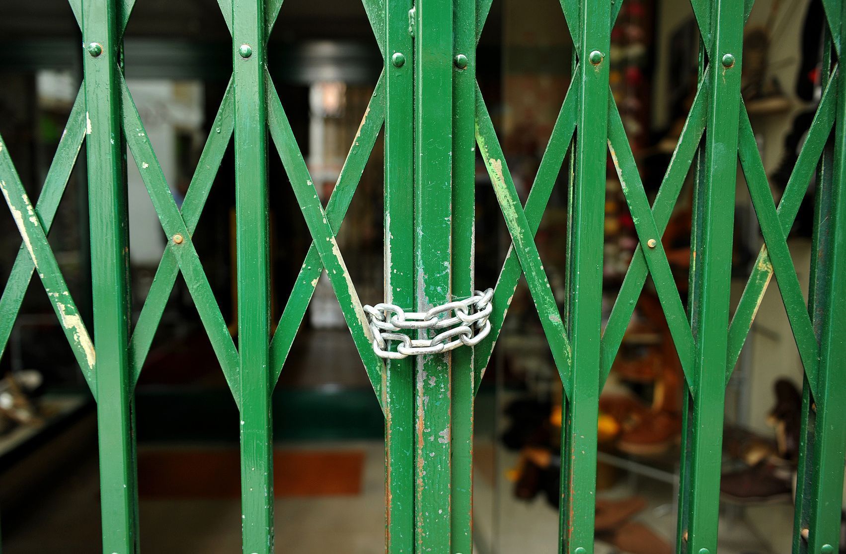 Verja verde cerrada con una cadena