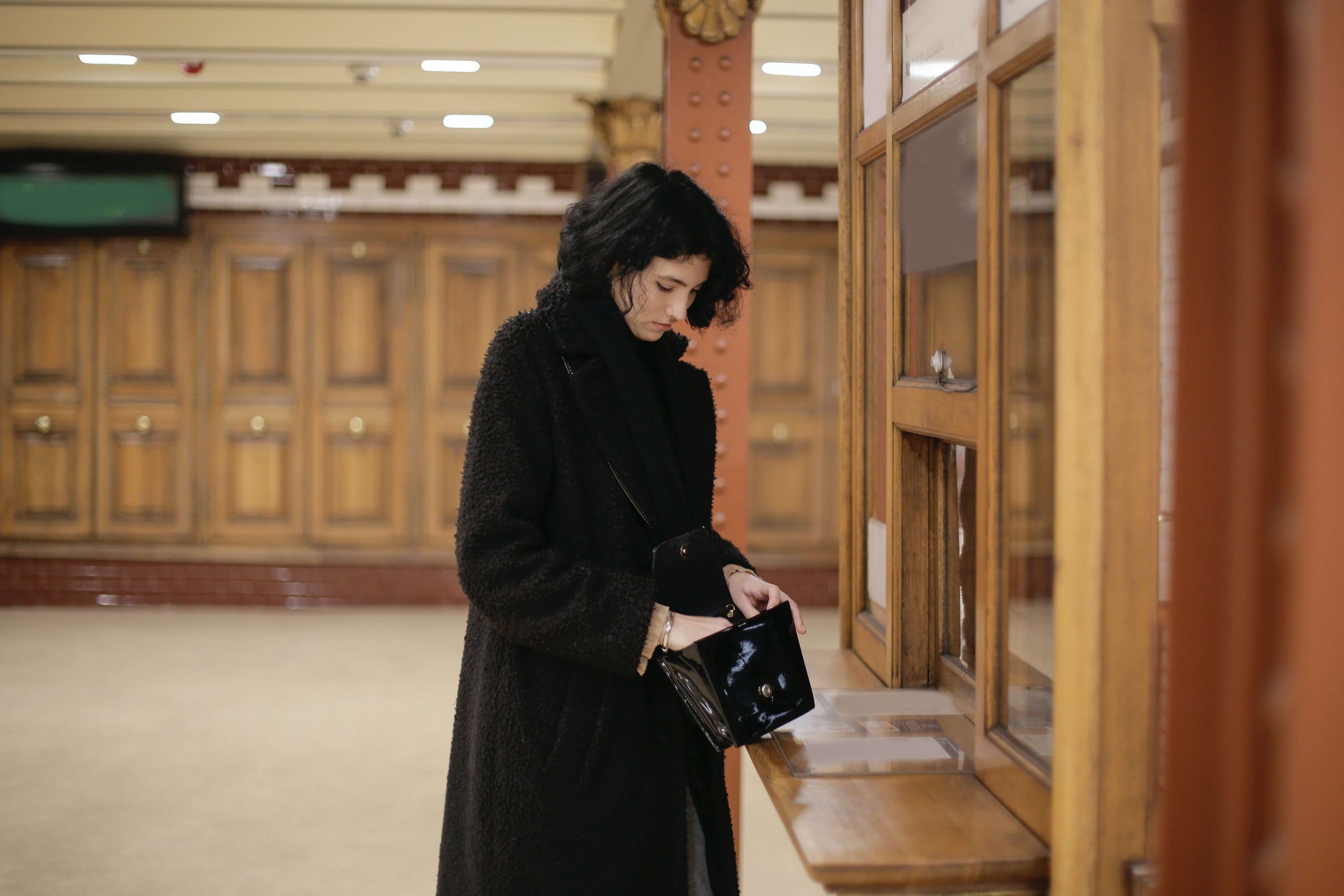 mujer pagando impuestos en registro