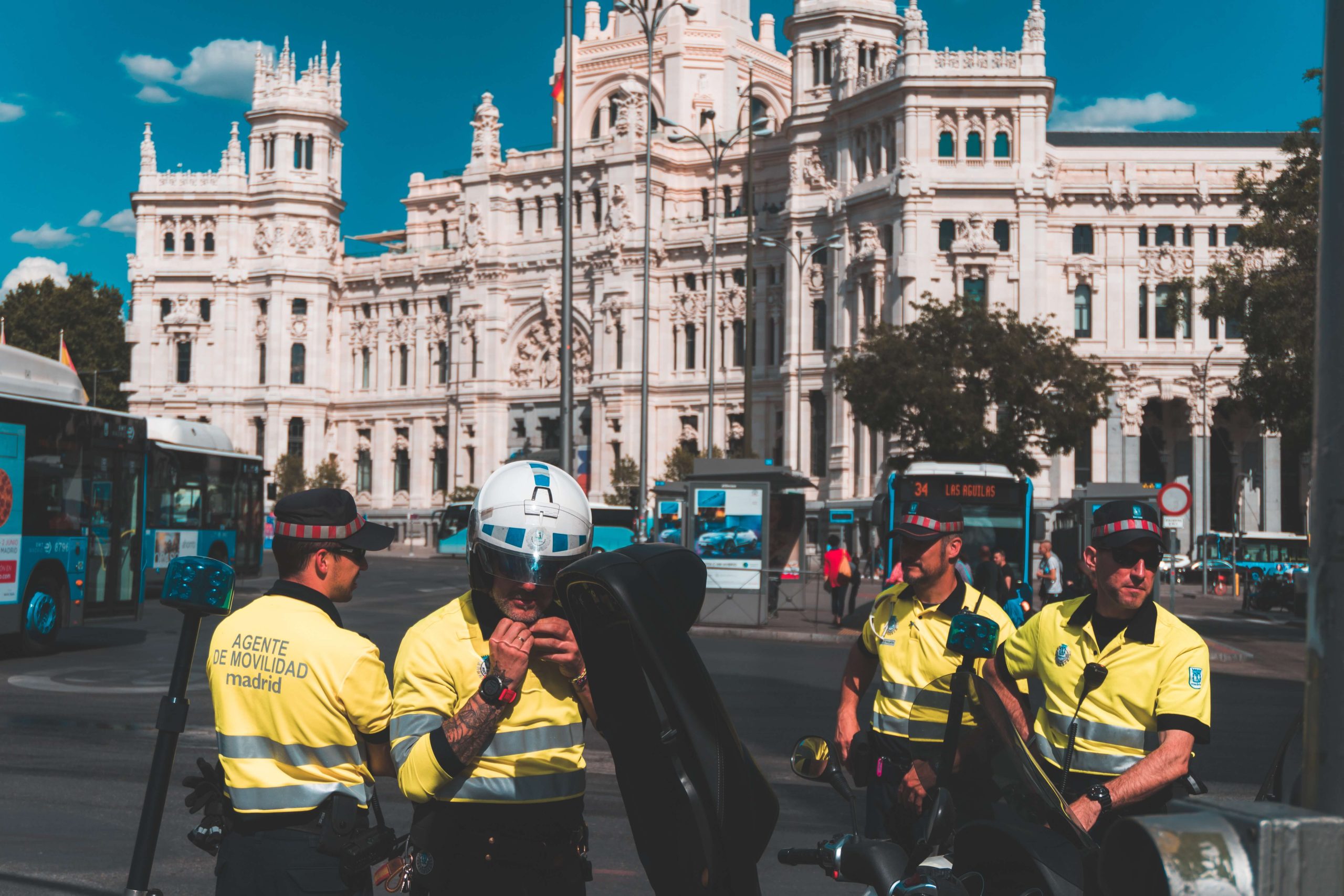 policias reunidos son agentes de la autoridad