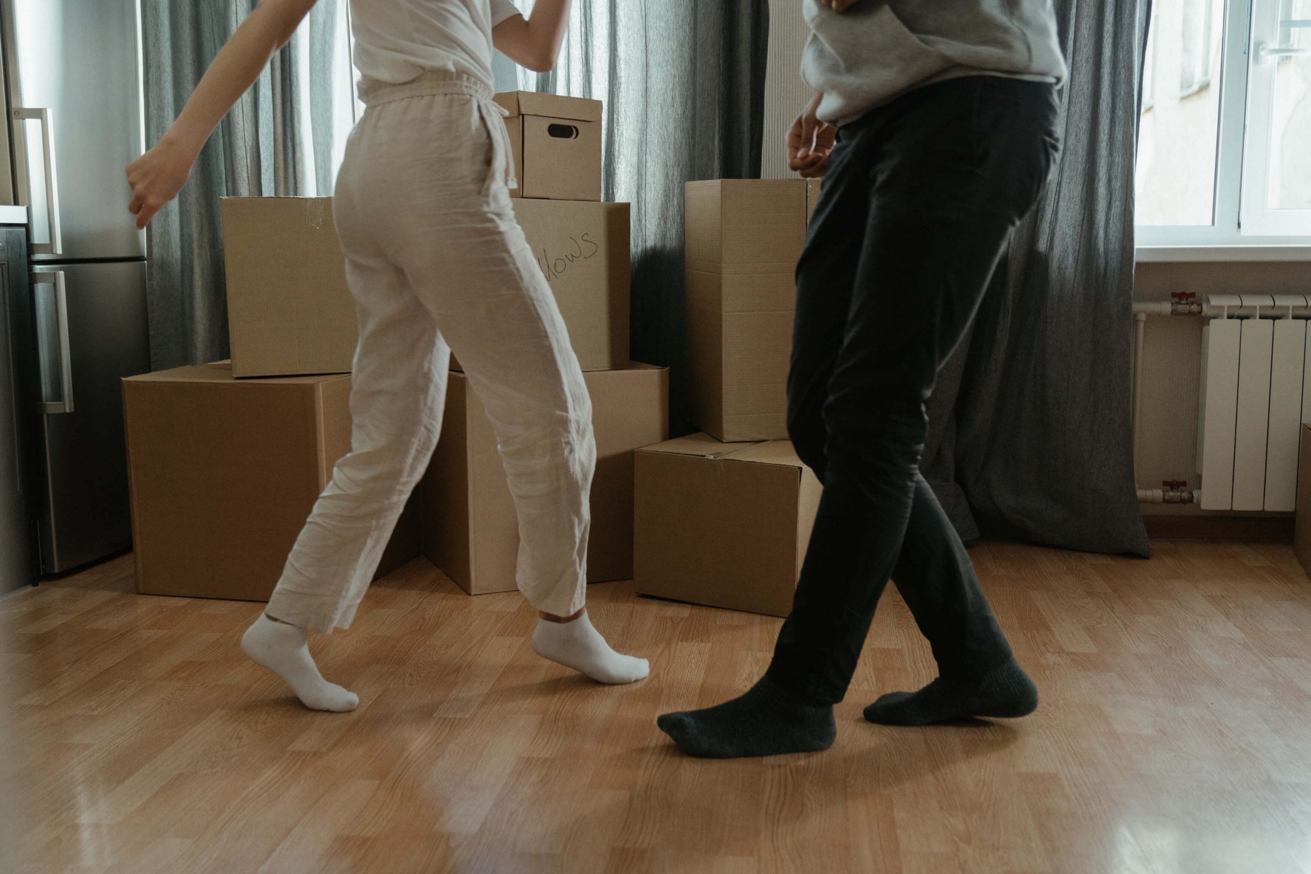 pareja bailando por hacer donacion a familiar